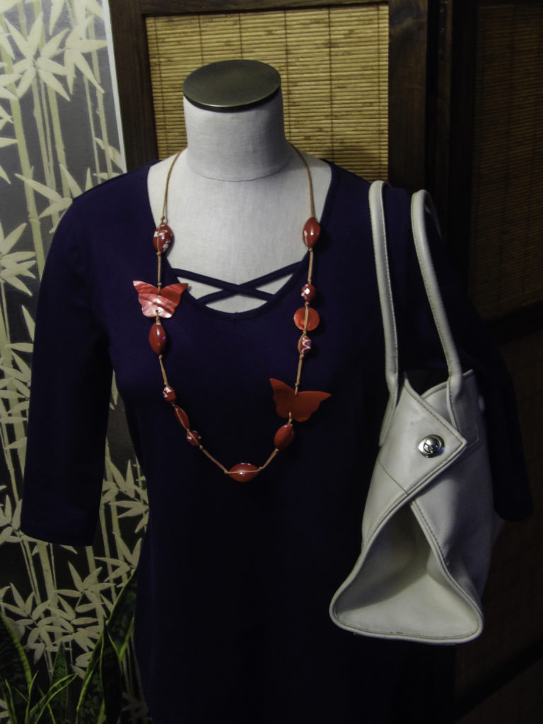 Offergood T Shirt with long necklace and Tod's handbag