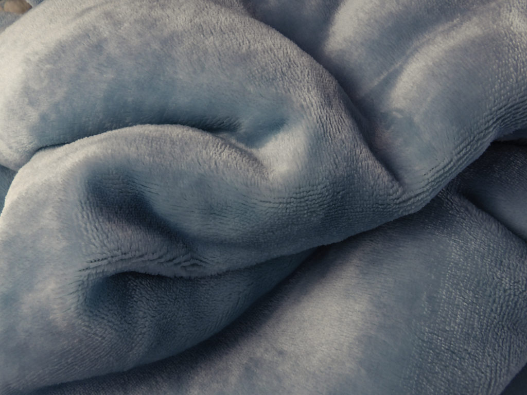 Bedsure Blanket in Light Blue has a beautiful soft sheen