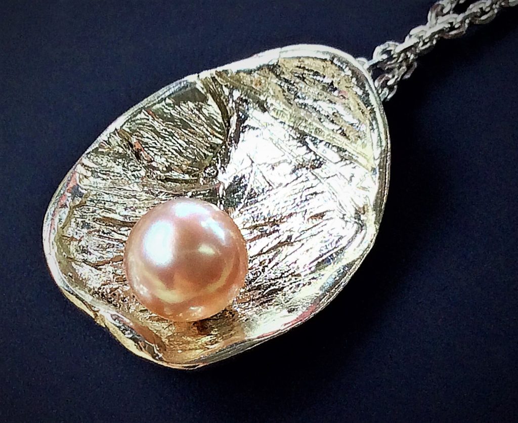 Lovely natural pearl color comes in various pinkish hues