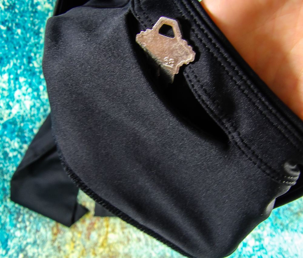 Hide your house, car or gym locker key safely and discretely in Sport-It's hidden pockets