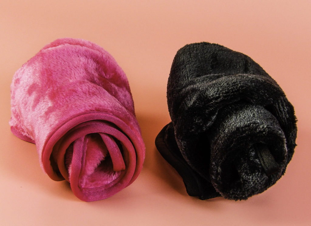 AuroTrends is a boxed set of two towels, one is pink and the other is black