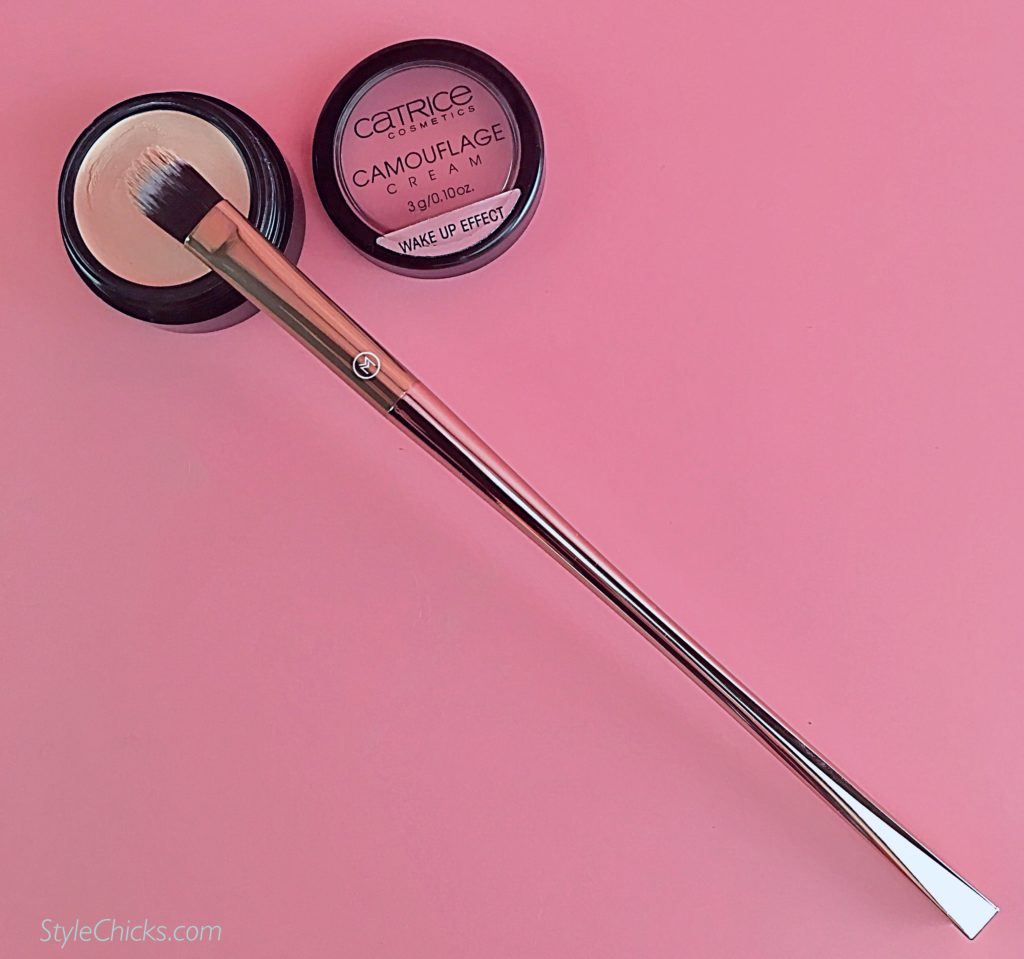 The concealer brush works with creamy thick concealers or liquid to apply and blend a thin, precise layer of coverage.