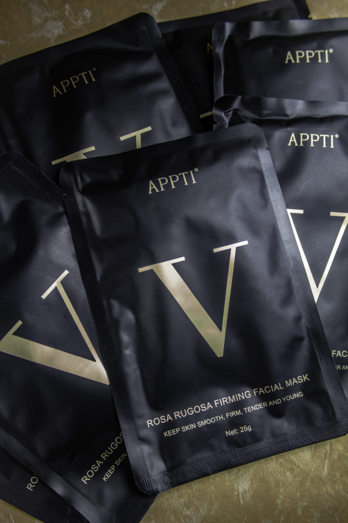 V Line Lifting Face Mask has ingredients typically found in high-end anti-aging serums.