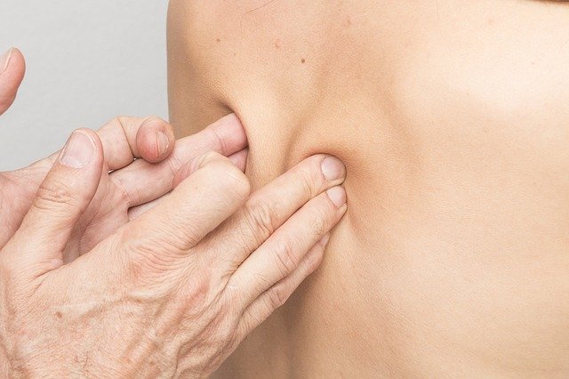 The fork-shaped massage head treats muscles surrounding the spine like a massage therapy technique