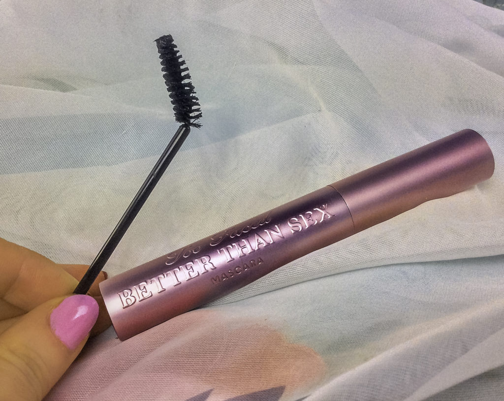 The angled bent brush gives the best access to little lashes even in corners