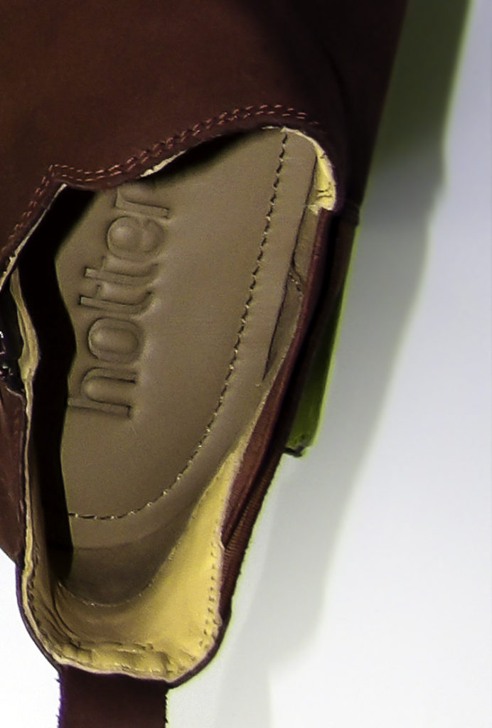 Cushioned insoles provide extra comfort and warmth