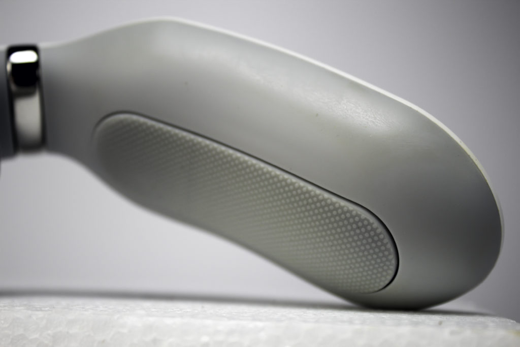 Padded silicone neck cushion provides a secure yet comfortable fit